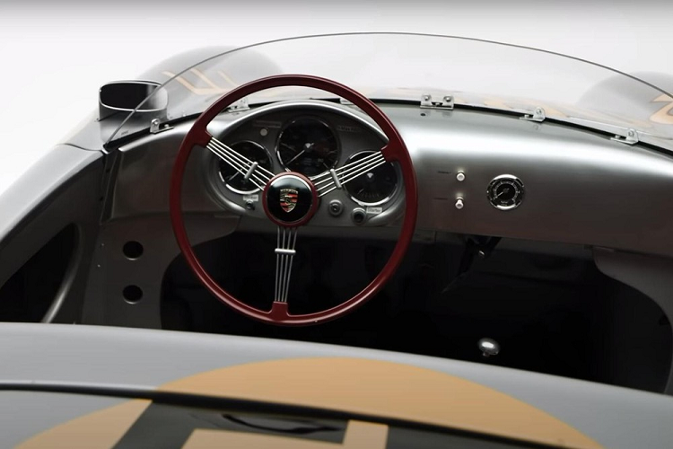 Nguyên nhân có được biệt danh này là vì động cơ 1,5 lít, kết hợp với trọng lượng không tải chỉ 550 kg đã mang đến cho nó hiệu suất vận hành ấn tượng mà khó có đối thủ nặng ký nào sánh kịp, đặc biệt là ở những góc cua. 