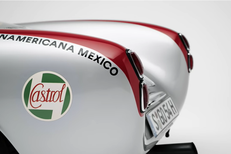 Cái tên 550 Spyder là đến từ số hiệu cấu tạo khung gầm của nó. Bằng cách sử dụng các yếu tố tiết kiệm trọng lượng thông minh ví như làm cho mặt táp lô trở thành một cấu trúc chịu trọng lượng, đội ngũ Porsche đã có thể giữ trọng lượng ở mức tối thiểu. 