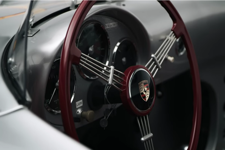 Chiếc 550 Spyder đã giành được một chiến thắng phân hạng và vị trí thứ ba chung cuộc tại Carrera Panamericana trong năm 1954, và rồi iếp tục giành chiến thắng Targa Florio 2 năm sau đó. Bước thúc đẩy danh tiếng lớn nhất của 550 Spyder đến từ nam diễn viên Hollywood huyền thoại James Dean, người đã lái một chiếc cho đến lúc không may gặp tai nạn qua đời. 