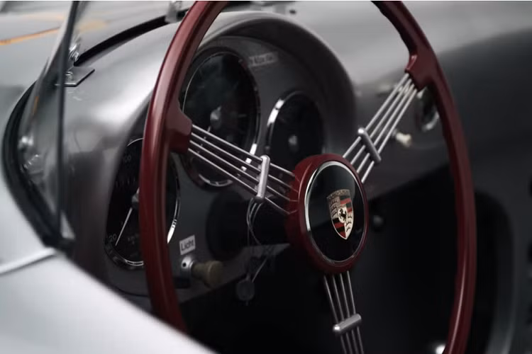 Chiếc 550 Spyder đã giành được một chiến thắng phân hạng và vị trí thứ ba chung cuộc tại Carrera Panamericana trong năm 1954, và rồi iếp tục giành chiến thắng Targa Florio 2 năm sau đó. Bước thúc đẩy danh tiếng lớn nhất của 550 Spyder đến từ nam diễn viên Hollywood huyền thoại James Dean, người đã lái một chiếc cho đến lúc không may gặp tai nạn qua đời. 