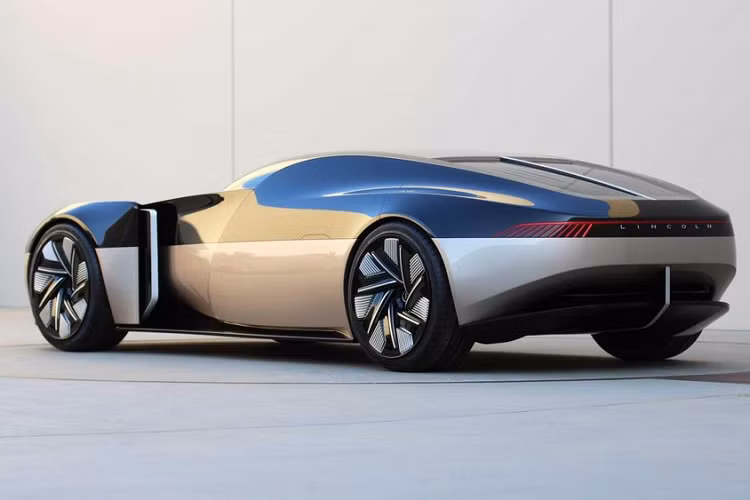 Lincoln Anniversary trông rất giống với mẫu concept Audi Skysphere mới được trưng bày. Tuy nhiên, điểm khác biệt rõ ràng nhất là nó có 4 chỗ, cho dù chỗ ngồi phía sau có vẻ không được rộng.