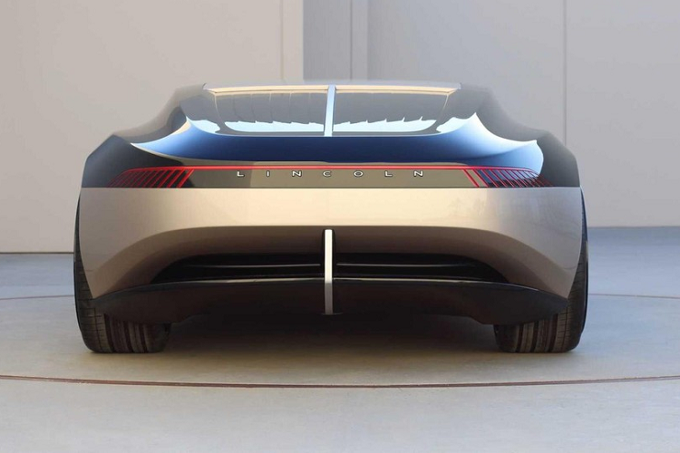 Trong các bản vẽ ban đầu, chiếc xe được thể hiện là một phương tiện đặc biệt được sử dụng bởi cặp đôi Julianne và Greg trong dịp kỷ niệm 30 năm ngày cưới của họ. Họ thăm lại một số địa điểm yêu thích từ thời trẻ của mình khi chiếc xe cho họ thấy những kỷ niệm trên mặt táp lô.