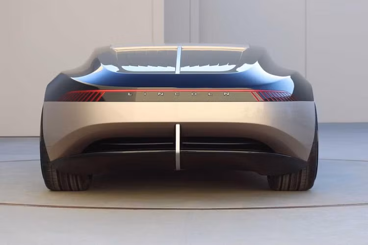 Trong các bản vẽ ban đầu, chiếc xe được thể hiện là một phương tiện đặc biệt được sử dụng bởi cặp đôi Julianne và Greg trong dịp kỷ niệm 30 năm ngày cưới của họ. Họ thăm lại một số địa điểm yêu thích từ thời trẻ của mình khi chiếc xe cho họ thấy những kỷ niệm trên mặt táp lô.