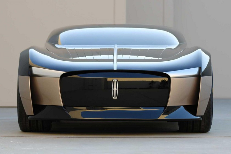 Trong tháng 6 năm nay, Lincoln đã tập hợp 4 nhóm sinh viên thiết kế giao thông vận tải đến từ ArtCenter College of Design, thuộc nhiều lĩnh vực khác nhau bao gồm điện ảnh, giải trí, họa sĩ minh họa và họa sĩ hoạt hình. Lincoln và giám đốc thiết kế toàn cầu của hãng đã bảo các nhóm tạo ra một chiếc xe Lincoln Anniversary chạy điện cho năm 2040, nhưng đồng thời cũng tạo ra "thế giới của những phương tiện đó - thậm chí là cuộc sống của những người lái chúng."