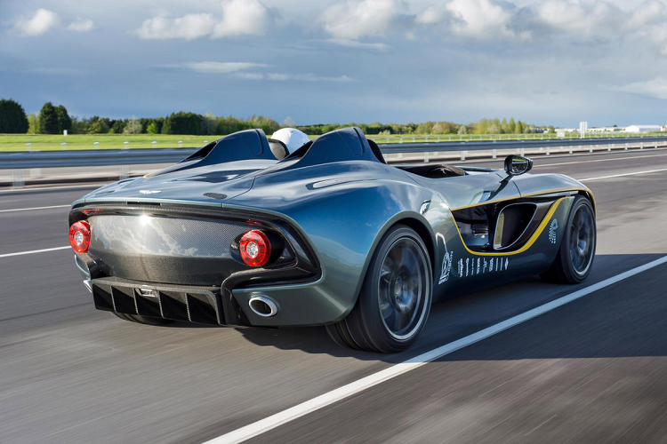 Cảm hứng thiết kế của CC100 đến từ mẫu xe đua Aston Martin DBR1. CC100 sử dụng động cơ V12 và hộp số 6 cấp, thân vỏ được làm từ sợi carbon.