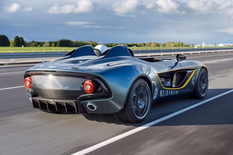 Cảm hứng thiết kế của CC100 đến từ mẫu xe đua Aston Martin DBR1. CC100 sử dụng động cơ V12 và hộp số 6 cấp, thân vỏ được làm từ sợi carbon.