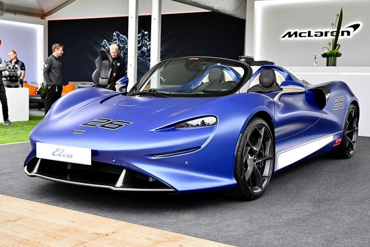 Khách hàng có thể nâng cấp tùy chọn kính chắn gió viền sợi carbon. Với số lượng giới hạn 149 chiếc toàn cầu, McLaren Elva có giá khoảng 1,7 triệu USD.