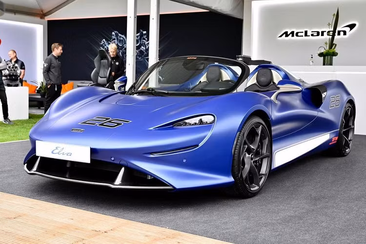 Khách hàng có thể nâng cấp tùy chọn kính chắn gió viền sợi carbon. Với số lượng giới hạn 149 chiếc toàn cầu, McLaren Elva có giá khoảng 1,7 triệu USD.