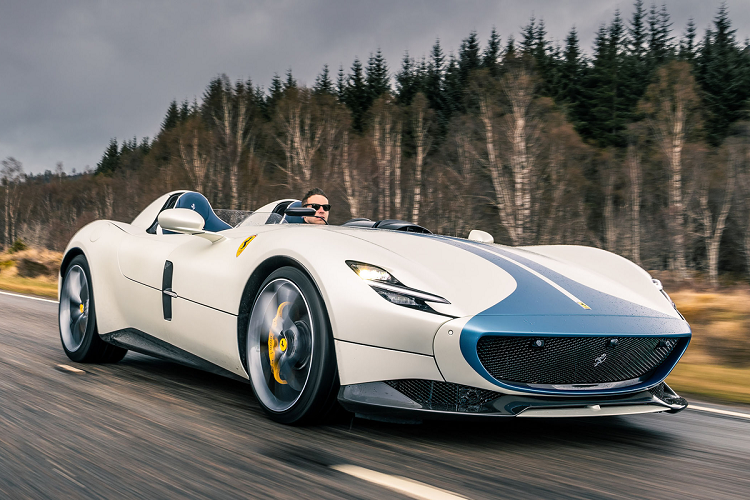 Monza SP thuộc dòng sản phẩm "Icona" cao cấp nhất của Ferrari. Hãng siêu xe Italy mang đến 2 lựa chọn SP1 và SP2, tương đương thiết kế 1 và 2 chỗ ngồi.