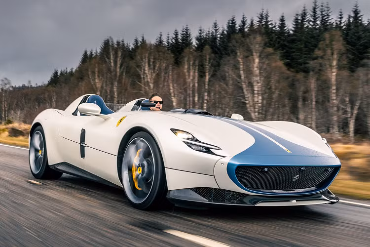 Monza SP thuộc dòng sản phẩm "Icona" cao cấp nhất của Ferrari. Hãng siêu xe Italy mang đến 2 lựa chọn SP1 và SP2, tương đương thiết kế 1 và 2 chỗ ngồi.