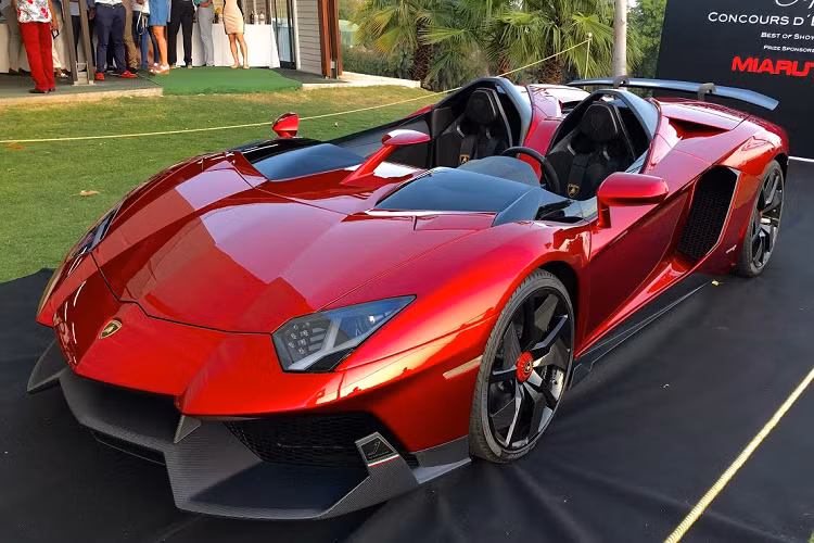  Siêu xe không kính chắn gió đầu tiên phải kể đến là Lamborghini Aventador J ra mắt lần đầu tiên tại triển lãm Geneva Motor Show 2012. Hãng siêu xe Italy chỉ sản xuất 1 chiếc Aventador J, cùng mức giá 2,8 triệu USD.