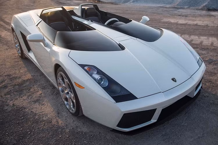 Trước đó, Lamborghini từng ra mắt bản Concept S, dựa trên nền tảng mẫu Gallardo. Tuy nhiên, kế hoạch sản xuất giới hạn 100 chiếc Lamborghini Gallardo kính chắn gió của hãng đã không thực hiện được.
