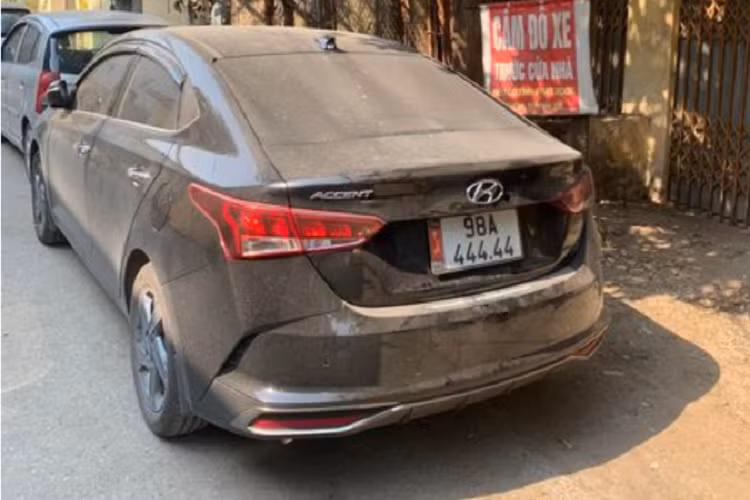 Chiếc Hyundai Accent biển khủng này thuộc bản AT cao cấp nhất, đang được phân phối với giá 542 triệu đồng và được hưởng 50% phí trước bạ từ chính phủ, tổng chi phí để xe lăn bánh là khoảng 580 triệu đồng.