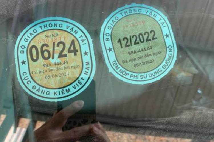 Xe được trang bị mâm xe hợp kim 16 inch, khởi động bằng nút bấm, tính năng khởi động từ xa bằng chìa khoá thông minh, ghế bọc da, cửa sổ trời, hệ thống điều khiển hành trình, điều hoà tự động, gương chiếu hậu trong xe chống chói và 6 túi khí an toàn.