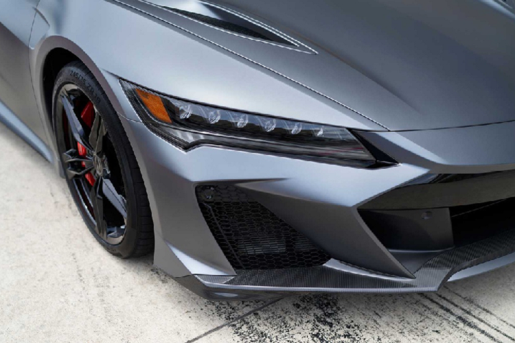 Ở ngoại hình, đầu xe góc cạnh mạnh mẽ hơn với hốc lấy gió lớn và viền ốp cản trước. Các chi tiết này hỗ trợ khả năng khí động học của xe cũng như tăng lực ép xuống mặt đường. Đèn pha công nghệ LED cùng thiết kế Jewel Eye.