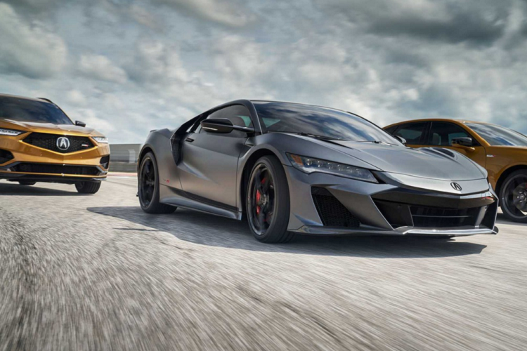 Giá xe Honda NSX Type S có mức khởi điểm 27,95 triệu yen tại quê nhà, tương đương 254.000 USD (khoảng hơn 5,6 tỷ đồng). Đây là một mức giá khá đắt nếu so với giá niêm yết của Acura NSX Type S tại Mỹ, vốn ở mức 169.500-182.500 USD.