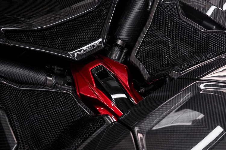 Sức mạnh của mẫu xe thể thao này đến từ động cơ V6 3.5L tăng áp kép, kết hợp với 3 động cơ điện. Hệ truyền động hybrid này sản sinh công suất 608 mã lực và mô-men xoắn 667 Nm, mạnh hơn phiên bản NSX tiêu chuẩn khoảng 27 mã lực và 22 Nm. Công nghệ tăng áp được lấy từ mẫu xe đua NSX GT3 Evo.