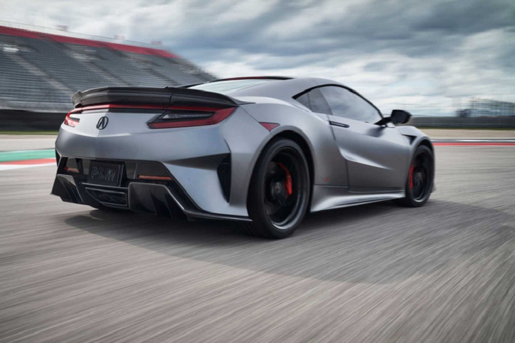 Cản sau được tinh chỉnh lại với các chi tiết làm từ sợi carbon. Chất liệu này cũng được tìm thấy tại nhiều vị trí như mui xe, ốp hông, tai gương ngoại thất, tay nắm cửa...