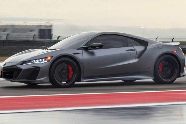 Acura NSX Type S 2022 có khả năng tăng tốc từ 0 lên 96 km/h dưới 3 giây, và đạt vận tốc tối đa 307 km/h. Hãng xe cũng cho biết thêm phiên bản Type S nhanh hơn phiên bản NSX 2021 đến 2 giây tại trường đua Suzuka.