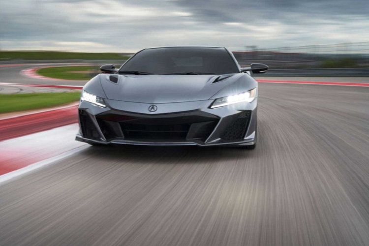 Đi cùng là hộp số 9 cấp ly hợp kép với tốc độ chuyển số nhanh hơn 50%. Acura NSX Type S có 4 chế độ lái là Quiet, Sport, Sport+ và Track. Hệ thống giảm xóc Adaptive Damper System được thay đổi để mang lại cảm giác thể thao hơn