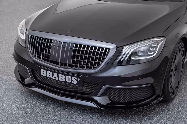 Không chỉ vậy, hệ thống ống xả của Mercedes-Maybach S650 độ Brabus cũng được tinh chỉnh với các cánh đảo gió điều khiển chủ động, cho phép người lái điều chỉnh cả luồng khí thải khi xe vận hành.