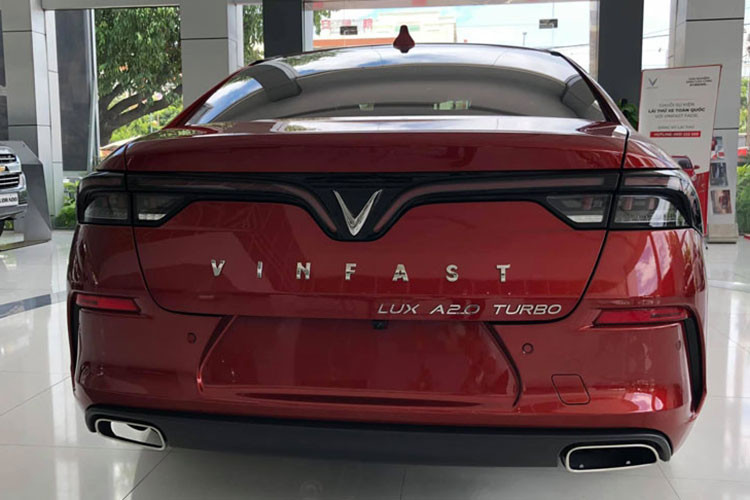 Trái tim" của VinFast Lux A2.0 là khối động cơ BMW N20 với 4 xi-lanh, tăng áp, dung tích 2.0L, sản sinh công suất tối đa 228 mã lực tại tua máy 5.000 - 6.000 vòng/phút và mô-men xoắn cực đại 350 Nm tại tua máy 1.750 - 4.500 vòng/phút. Sức mạnh được truyền tới bánh thông qua hộp số tự động ZF 8 cấp.