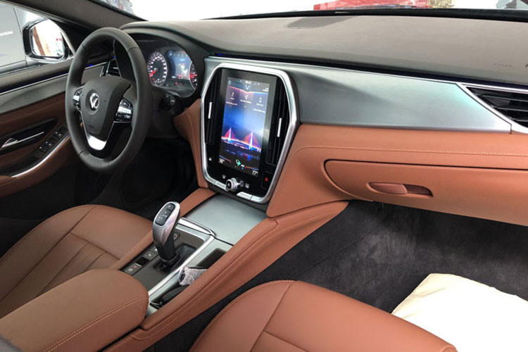 Bên trong xe là không gian nội thất bọc da Nappa sang trọng, ngoài ra, chiếc VinFast Lux A2.0 của chân dài này còn được trang bị ghế lái chỉnh điện 12 hướng, bàn đạp bằng thép không gỉ và hệ thống đèn viền nội thất. . Tại Việt Nam, giá xe VinFast Lux A2.0 Premium như của Hồng Quế hiện có giá niêm yết là 1,131 tỷ đồng (đã bao gồm VAT).