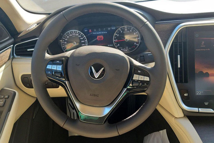 Vô lăng 3 chấu thể thao bọc da, bảng đồng hồ analog kết hợp với màn hình màu đa thông tin, màn hình thông tin giải trí dạng cảm ứng cỡ lớn có khả năng hỗ trợ kết nối với điện thoại thông minh qua Android Auto và Apple CarPlay hay hệ thống camera 360 độ quanh xe cũng là những trang bị đáng chú ý của VinFast Lux A2.0 bản Premium.