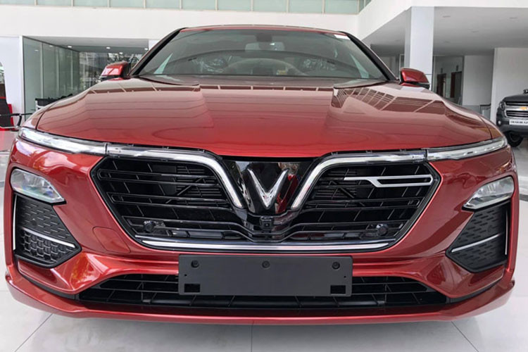 Trước siêu mẫu Hồng Quế, đã có không ít người nổi tiếng tại Việt Nam mua xe VinFast như nữ ca sĩ Hồ Ngọc Hà và đả nữ Ngô Thanh Vân, siêu mẫu Kim Lý, siêu mẫu Vĩnh Thụy, nam diễn viên Lê Hồng Đăng, nữ ca sĩ Cát Tường hay cầu thủ bóng đá Trọng Hoàng...