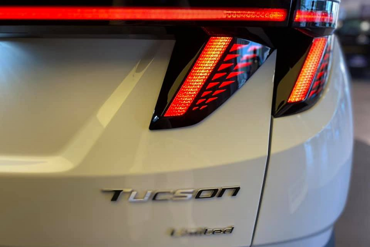 Bên ngoài ấn tượng bao nhiêu thì bên trong hấp dẫn bấy nhiêu. Nội thất mẫu xe mới của Hyundai có sự kết hợp phong cách của Honda, Lexus và phần lớn lấy cảm hứng từ Audi. Điều này cũng dễ hiểu vì giám đốc thiết kế mới của Hyundai và Kia là nhà thiết kế cũ của Audi, Bentley và Lamborghini.