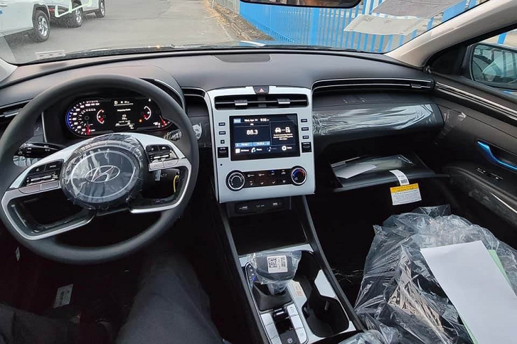 Dưới nắp capo, Tucson 2021 tiêu chuẩn sử dụng động cơ xăng I-4 2.5L cho công suất 190 mã lực, mô-men xoắn 260 Nm, hộp số mặc định đi kèm là loại tự động 8 cấp.