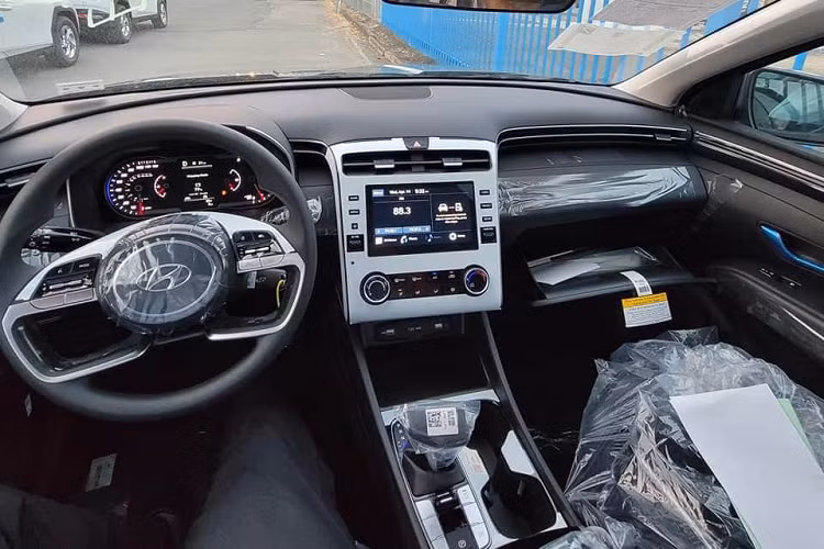 Dưới nắp capo, Tucson 2021 tiêu chuẩn sử dụng động cơ xăng I-4 2.5L cho công suất 190 mã lực, mô-men xoắn 260 Nm, hộp số mặc định đi kèm là loại tự động 8 cấp.