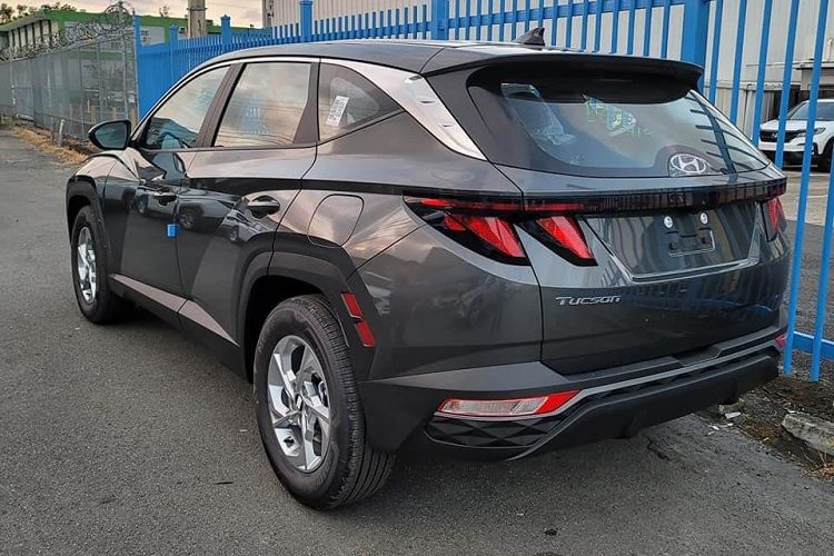 Tại thị trường Mỹ, giá xe Huyndai Tucson 2021 sẽ được bán ra 5 phiên bản vào tháng 6 tới đây với mức lần lượt: SE FWD - 26.135 USD (600 triệu đồng); Limited AWD - 37.285 USD (857 triệu đồng); SEL - 27.685 USD (636 triệu đồng); Hybrid - 30.235 USD (696 triệu đồng); SEL Limited - 38.535 USD (886 triệu đồng)