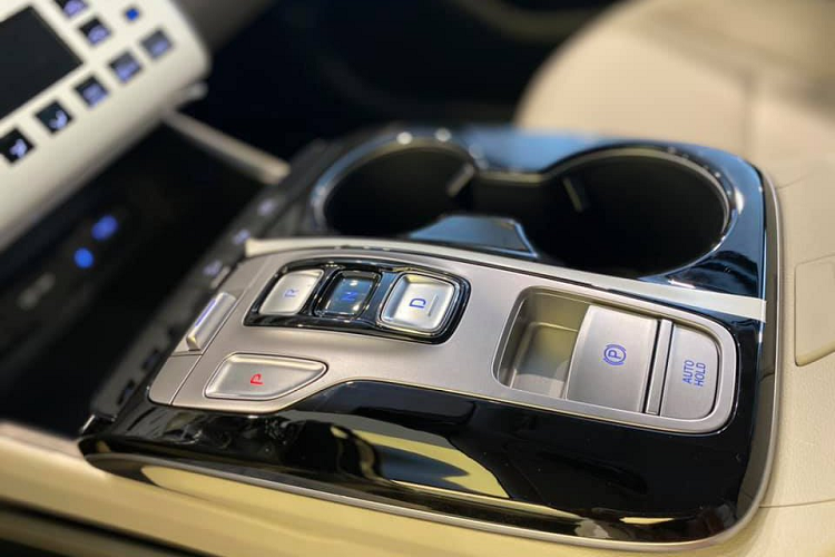 Về kích thước, Hyundai Tucson 2021 có chiều dài cơ sở là 2.680 mm nhỉnh hơn chút so với người tiền nhiệm, tăng nhẹ 10 mm. Trong khi đó, chiều dài tổng thể tăng 20 mm, chiều rộng tăng 15 mm, chiều cao tăng 5 mm. Thể tích khoang hành lý phía sau tăng khá đáng kể (218 lít) lên 1.096 lít tổng.