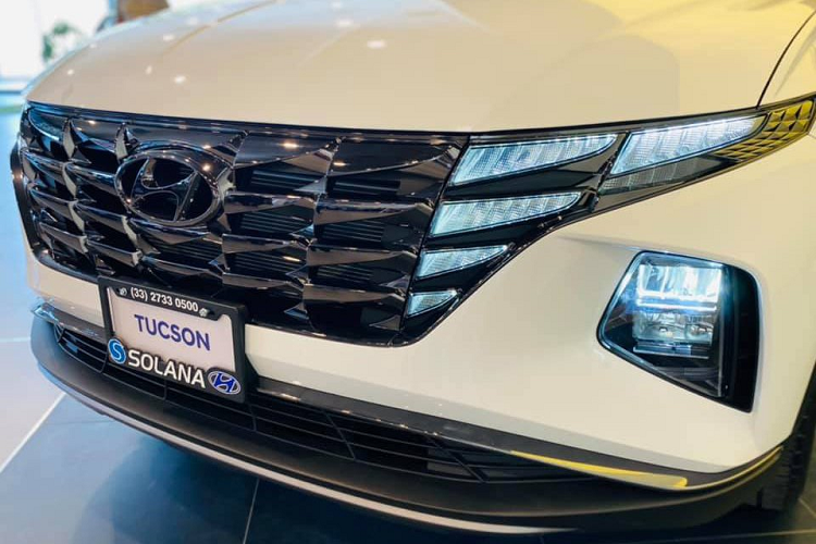 Thay đổi dễ dàng nhận biết nhất ở thế hệ mới là phần hông xe, vì được thiết kế lại với những đường nét cắt vát lồi lõm xen kẽ, khác biệt hoàn toàn so với phiên bản tiềm nhiệm. Bên cạnh đó, nó cũng được vuốt cong để tạo hình thời trang hơn. Trần xe nhìn chung là khá phẳng và thẳng, vòm sau nhô ra sâu hơn, giống kiểu thiết kế quen thuộc lai giữa SUV và Coupe.