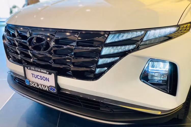 Thay đổi dễ dàng nhận biết nhất ở thế hệ mới là phần hông xe, vì được thiết kế lại với những đường nét cắt vát lồi lõm xen kẽ, khác biệt hoàn toàn so với phiên bản tiềm nhiệm. Bên cạnh đó, nó cũng được vuốt cong để tạo hình thời trang hơn. Trần xe nhìn chung là khá phẳng và thẳng, vòm sau nhô ra sâu hơn, giống kiểu thiết kế quen thuộc lai giữa SUV và Coupe.