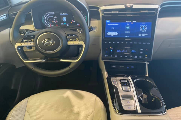 Vô lăng được thiết kế kiểu mới với 4 chấu ở phần dưới 1/3, nhưng có kích thước vừa phải. Nổi bật nhất vẫn là màn hình thông tin giải trí 10,3 inch (bản tiêu chuẩn có kích thước 8 inch) và bảng đồng hồ full kỹ thuật số phía sau. Cả hai đều mặc định tương thích với Android Auto và Apple Play. Hyundai Tucson 2021 đã loại bỏ các nút bấm cơ trên hệ thống điều hòa và sưởi tren phiên bản cao cấp