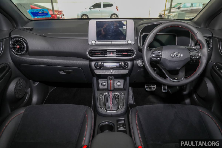 Cabin của Hyundai Kona N Line có các điểm nhấn trang trí bằng chỉ thêu màu đỏ, phối hợp với tông màu đen chủ đạo cho cảm giác trẻ trung và cá tính. Còn lại, thiết kế tổng thể không quá khác biệt so với các model Kona 2021 khác.
