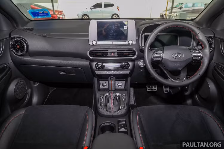 Cabin của Hyundai Kona N Line có các điểm nhấn trang trí bằng chỉ thêu màu đỏ, phối hợp với tông màu đen chủ đạo cho cảm giác trẻ trung và cá tính. Còn lại, thiết kế tổng thể không quá khác biệt so với các model Kona 2021 khác.