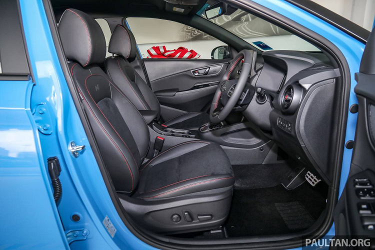 Ghế ngồi của Kona N Line có thêm da lộn cao cấp hơn. Hàng ghế đầu là kiểu ghế ngồi thể thao có thêu logo N Line trên tựa lưng và được tích hợp chức năng chỉnh điện.