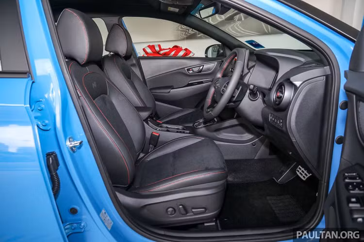 Ghế ngồi của Kona N Line có thêm da lộn cao cấp hơn. Hàng ghế đầu là kiểu ghế ngồi thể thao có thêu logo N Line trên tựa lưng và được tích hợp chức năng chỉnh điện.