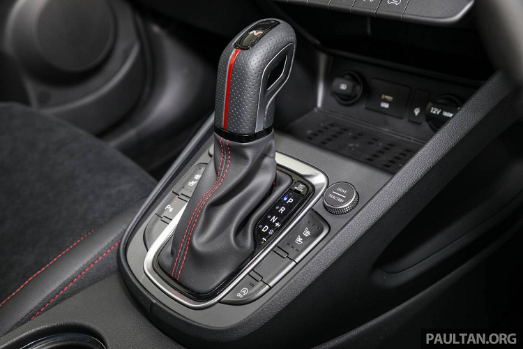 Mẫu crossover Hàn Quốc có hộp số tự động ly hợp kép 7 cấp, hệ dẫn động cầu trước, 3 chế độ lái và 3 tùy chọn hỗ trợ đi địa hình. Tại Việt Nam, các phiên bản hiện hành của Hyundai Kona đã có mặt trên thị trường từ năm 2018 và chưa nhận được sự nâng cấp nào. Các đối thủ cạnh tranh cùng Kona có thể kể đến Kia Seltos, Toyota Corolla Cross, Mazda CX-3, Peugeot 2008, Ford EcoSport, Honda HR-V...