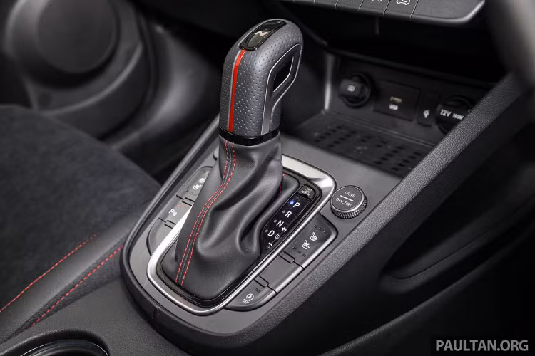 Mẫu crossover Hàn Quốc có hộp số tự động ly hợp kép 7 cấp, hệ dẫn động cầu trước, 3 chế độ lái và 3 tùy chọn hỗ trợ đi địa hình. Tại Việt Nam, các phiên bản hiện hành của Hyundai Kona đã có mặt trên thị trường từ năm 2018 và chưa nhận được sự nâng cấp nào. Các đối thủ cạnh tranh cùng Kona có thể kể đến Kia Seltos, Toyota Corolla Cross, Mazda CX-3, Peugeot 2008, Ford EcoSport, Honda HR-V...