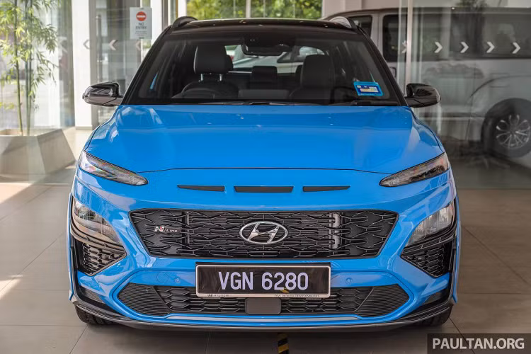 So với 2 phiên bản dùng động cơ 2.0 và model 1.6 Turbo, Hyundai Kona N Line thế hệ mới có diện mạo ấn tượng hơn. Đặc điểm nhận diện là logo Hyundai nằm bên trong lưới tản nhiệt thay vì phía trên nắp ca-pô, cùng với đó à 3 hốc hút gió nằm giữa 2 dải LED định vị và logo N Line phía bên trái.