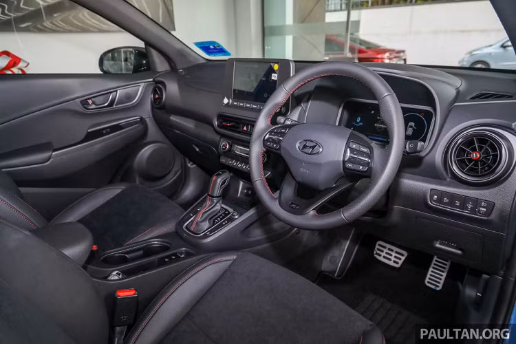 Trên phiên bản 1.6 Turbo và N Line, Hyundai Kona 2021 ở Malaysia có gói trang bị an toàn Smartsense, bao gồm các chức năng hỗ trợ lái thông minh như phanh tự động, kiểm soát hành trình thích ứng, hỗ trợ giữ làn và cảnh báo lệch làn, cảnh báo điểm mù, cảnh báo phương tiện cắt ngang phía sau...