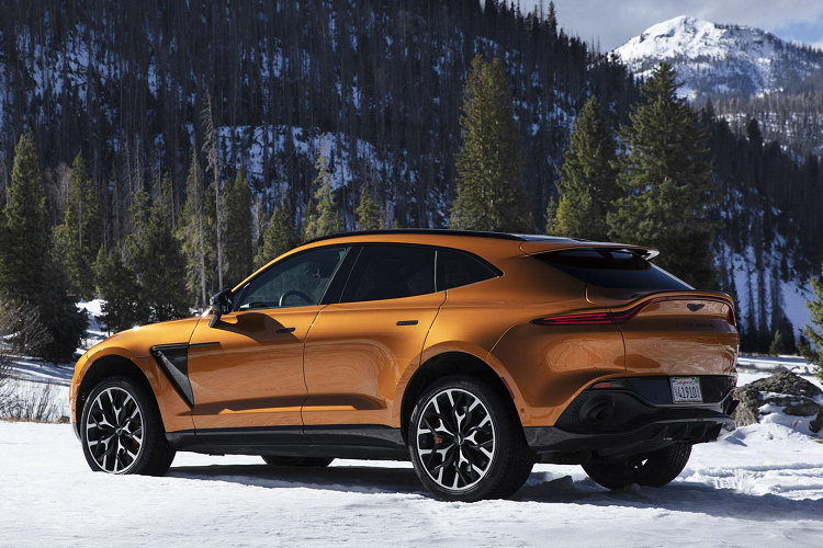 Aston Martin DBX trang bị động cơ V8 4.0L tăng áp kép, có nguồn gốc từ AMG, sản sinh công suất 542 mã lực và mô-men xoắn 700 Nm. Siêu SUV hạng sang này có khả năng tăng tốc lên 100 km / h trong 4,5 giây và sở hữu tốc độ tối đa là 291 km / h.