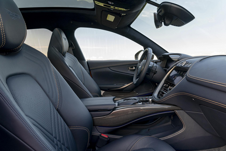 DBX là mẫu SUV tiên phong của Aston Martin gia nhập phân khúc SUV hạng sang để cạnh tranh với Bentlay Bentayga và Lamborghini Urus. Mẫu xe ra mắt thế giới vào năm ngoái, giá xe Aston Martin DBX khởi điểm gần 180.000 USD (khoảng 4,15 tỷ đồng) tại Hoa Kỳ.