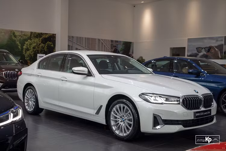 Được biết, BMW 520i Luxury Line 2021 sẽ cạnh tranh trực tiếp với Mercedes-Benz E200 Exclusive 2021 tại Việt Nam, những phiên bản của 2 dòng xe này sẽ hướng đến khách hàng doanh nhân trẻ tuổi. 