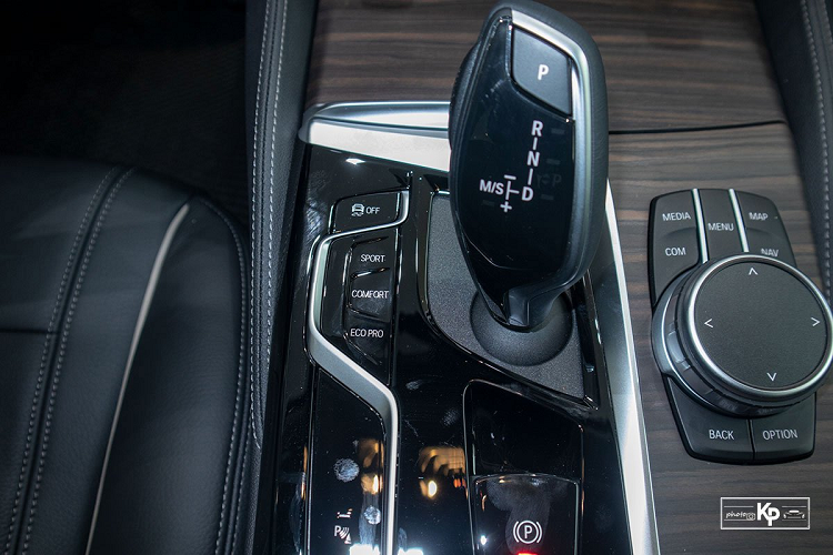 Là phiên bản rẻ nhất nên ghế ngồi xe BMW 520i Luxury Line 2021 không có chức năng sưởi/làm mát dù vẫn được bọc da Dakota cao cấp. Bên cạnh đó, xe vẫn có tính năng chỉnh điện đa hướng, nhớ 2 vị trí hàng ghế trước và hàng ghế sau có thể gập theo tỷ lệ 40:20:40. Động cơ xe BMW 520i Luxury Line 2021 mang mã B48, I-4, dung tích 2.0L TwinPower Turbo cho công suất tối đa 184 mã lực và mô-men xoắn cực đại 190 Nm.