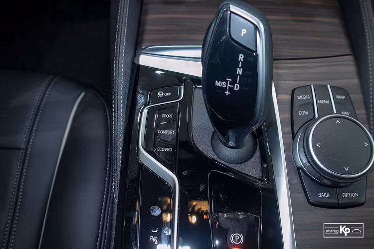 Là phiên bản rẻ nhất nên ghế ngồi xe BMW 520i Luxury Line 2021 không có chức năng sưởi/làm mát dù vẫn được bọc da Dakota cao cấp. Bên cạnh đó, xe vẫn có tính năng chỉnh điện đa hướng, nhớ 2 vị trí hàng ghế trước và hàng ghế sau có thể gập theo tỷ lệ 40:20:40. Động cơ xe BMW 520i Luxury Line 2021 mang mã B48, I-4, dung tích 2.0L TwinPower Turbo cho công suất tối đa 184 mã lực và mô-men xoắn cực đại 190 Nm.